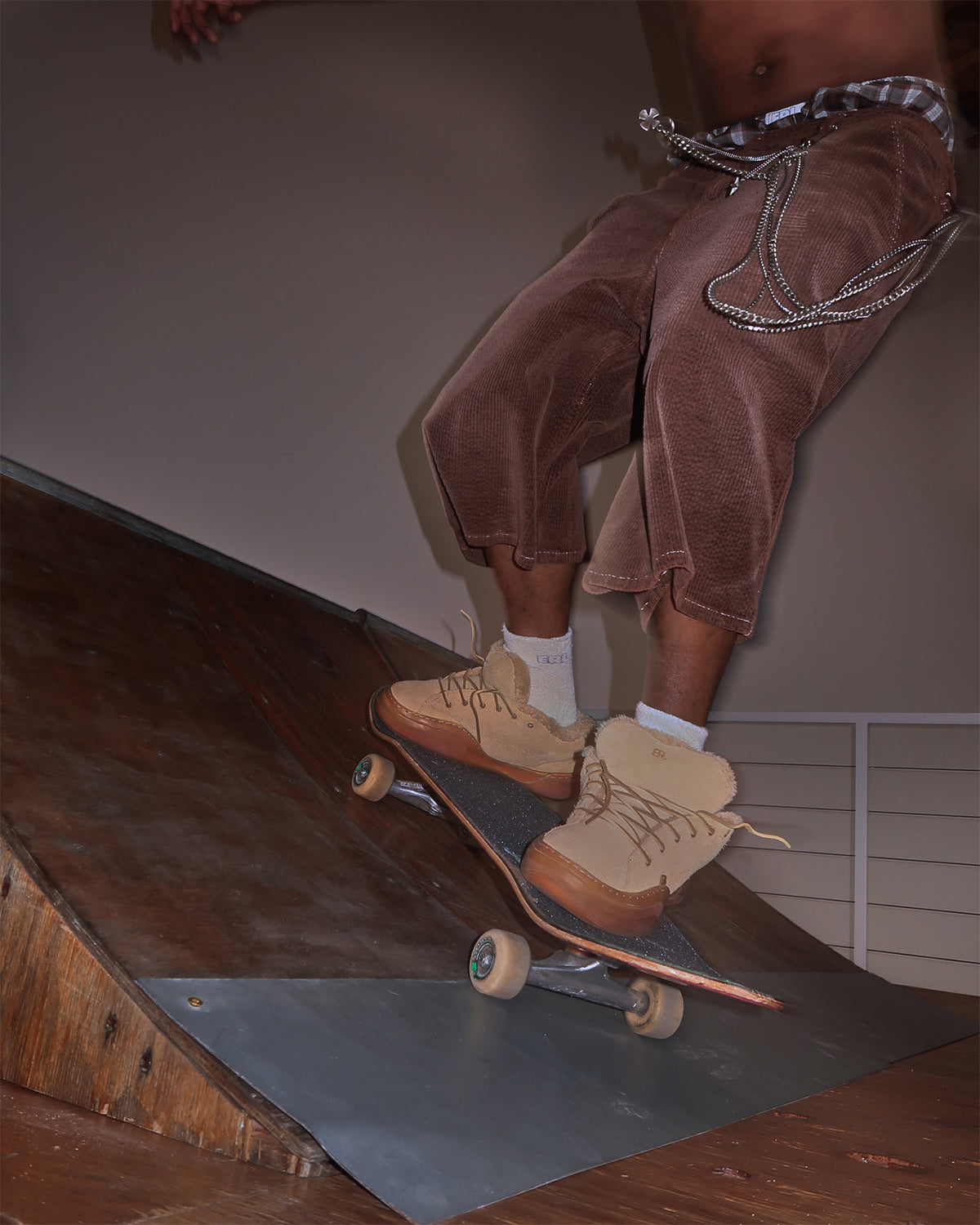 ERL - UNISEX SUEDE VAMPS SKATE SNEAKER SAND | Baby's all
